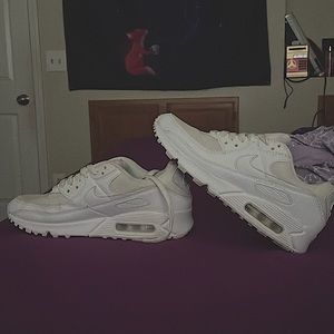 I’m selling a pair of Nike airs that are just a month old and very clean.